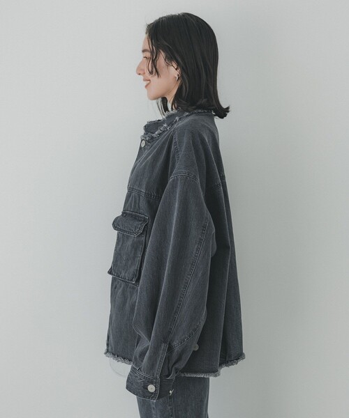 PUBLIC TOKYO（パブリックトウキョウ）の「SHIOTA ブロークンデニムジャケット/デニムブルゾン（デニムジャケット・レディース・ライトブルー/ダークグレー・1/2）」の8枚目の写真