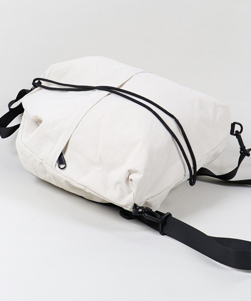 SPINNS(スピンズ)の「ポリシンプルナップサック(バックパック/リュック・メンズ・ホワイト/ブラック・ONESIZE)」の7枚目の写真