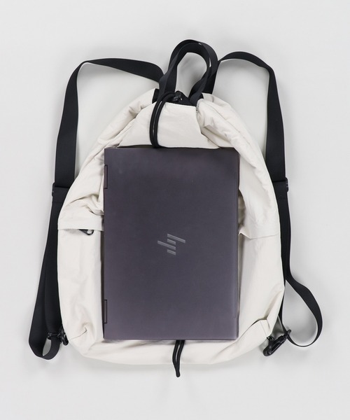 SPINNS(スピンズ)の「ポリシンプルナップサック(バックパック/リュック・メンズ・ホワイト/ブラック・ONESIZE)」の5枚目の写真