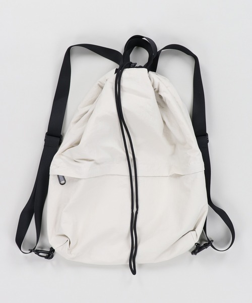 SPINNS(スピンズ)の「ポリシンプルナップサック(バックパック/リュック・メンズ・ホワイト/ブラック・ONESIZE)」の10枚目の写真