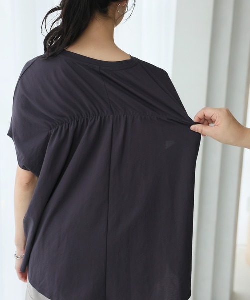 itto...(イット)の「【接触冷感COOL】ひんやり涼しいフレンチスリーブバックギャザーカットソー(Tシャツ/カットソー・レディース・オフホワイト/チャコール/ラベンダー/グリーン/ネイビー/ブラック/スモークピンク・M/L)」の9枚目の写真