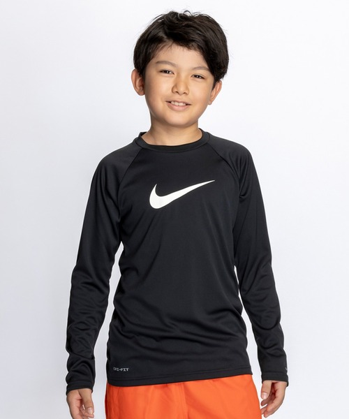 NIKE（ナイキ）の「NIKE/ナイキ キッズ UVケア ラッシュガード ソリッドL/Sハイドロガード NESSD829（ラッシュガード・キッズ・ホワイト/ブラック・130cm/140cm/150cm/160cm）」の2枚目の写真