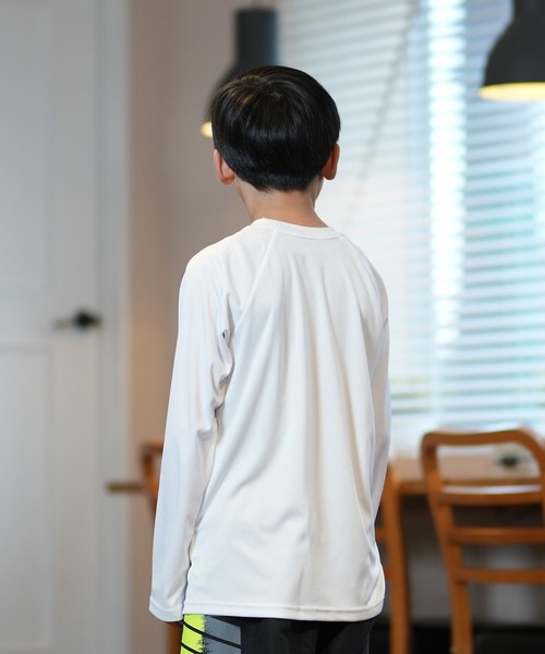 NIKE（ナイキ）の「NIKE/ナイキ キッズ UVケア ラッシュガード ソリッドL/Sハイドロガード NESSD829（ラッシュガード・キッズ・ホワイト/ブラック・130cm/140cm/150cm/160cm）」の9枚目の写真