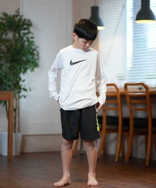 NIKE（ナイキ）の「NIKE/ナイキ キッズ UVケア ラッシュガード ソリッドL/Sハイドロガード NESSD829（ラッシュガード・キッズ・ホワイト/ブラック・130cm/140cm/150cm/160cm）」の10枚目の写真