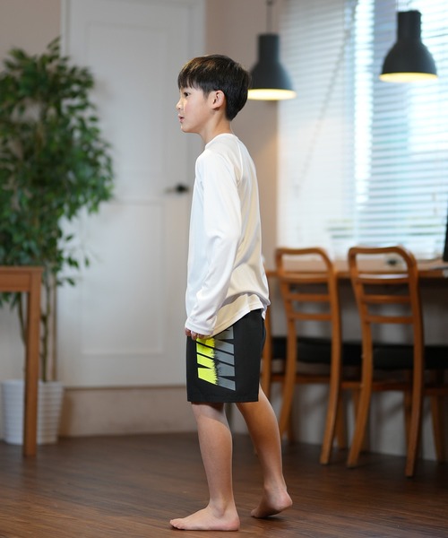 NIKE（ナイキ）の「NIKE/ナイキ キッズ UVケア ラッシュガード ソリッドL/Sハイドロガード NESSD829（ラッシュガード・キッズ・ホワイト/ブラック・130cm/140cm/150cm/160cm）」の11枚目の写真