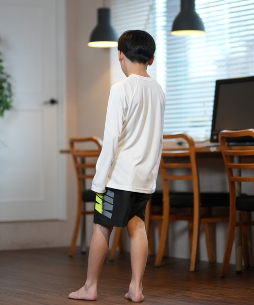 NIKE（ナイキ）の「NIKE/ナイキ キッズ UVケア ラッシュガード ソリッドL/Sハイドロガード NESSD829（ラッシュガード・キッズ・ホワイト/ブラック・130cm/140cm/150cm/160cm）」の12枚目の写真