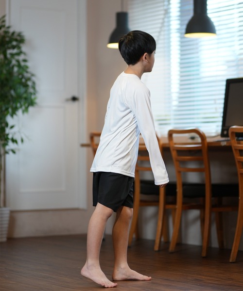 NIKE（ナイキ）の「NIKE/ナイキ キッズ UVケア ラッシュガード ソリッドL/Sハイドロガード NESSD829（ラッシュガード・キッズ・ホワイト/ブラック・130cm/140cm/150cm/160cm）」の13枚目の写真