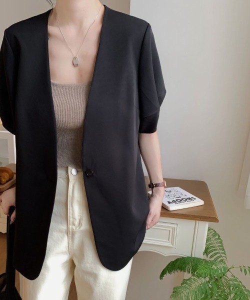 ECLIN（エクラン）の「バルーン袖ノーカラージャケット（ノーカラージャケット・レディース・ブラック/ベージュ・M/L/XL）」の2枚目の写真