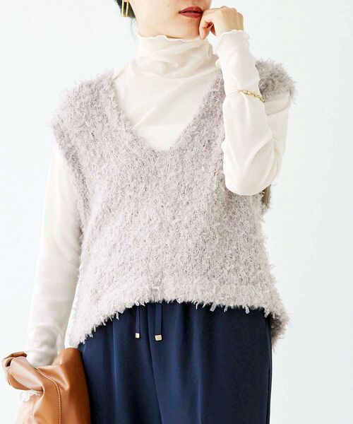le.coeur blanc（ルクールブラン）の「チュール×フェザーVネックベスト（ベスト・レディース・ブラック/ベージュ・38）」の2枚目の写真