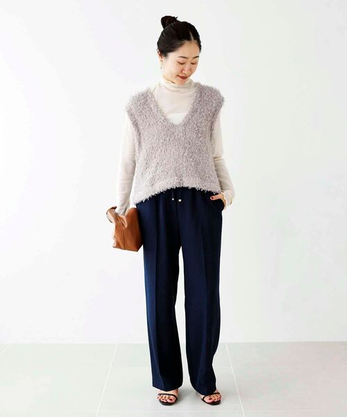 le.coeur blanc（ルクールブラン）の「チュール×フェザーVネックベスト（ベスト・レディース・ブラック/ベージュ・38）」の5枚目の写真