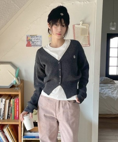 カーディガン A'GEM/9 × .kom 「muah muah/ムーアムーア」 STITCH WOOL KNIT CROP CARDIGAN/ウール A'GEM/9 × .kom 『muah muah/ムーアムーア』 STITCH LOGO ZIPUP