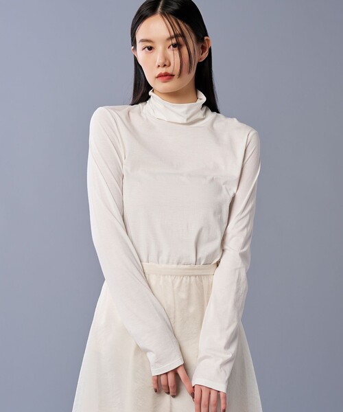 uncrave（アンクレイヴ）の「アルビニスタシフォン ハイネック カットソー（Tシャツ/カットソー・レディース・ブラック系/ホワイト系/ダークブラウン系・1/2）」の2枚目の写真