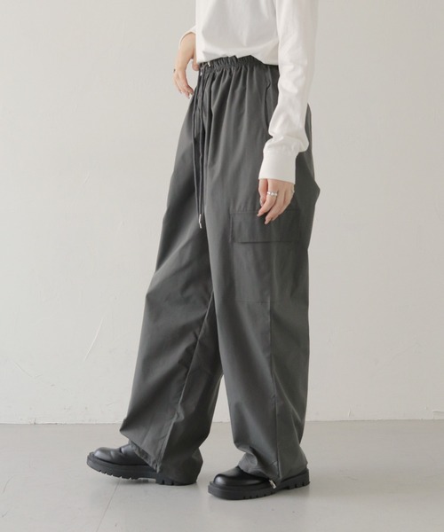 HER CLOSET(ハークローゼット)の「 【HER CLOSET】ワイドパラシュートカーゴパンツ WIDE PARACHUTE CARGO PANTS(カーゴパンツ・レディース・チャコール/カーキ/ブラック・FREE)」の2枚目の写真