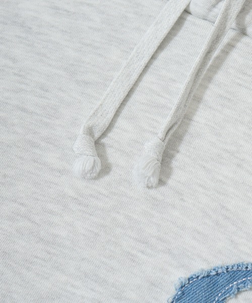 RE730(アールイーセブンサーティー)の「Denim applique embroidery pullover hoodie / デニムアップリケ刺繍プルオーバーパーカー/フーディー unisex(パーカー・メンズ・ブラック/ライトグレー・L/M)」の7枚目の写真