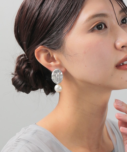 Kana(カナ)の「メタルプレート パール イヤリング パーティー 結婚式 お呼ばれ オケージョン(イヤリング・レディース・シルバー/ゴールド・フリー)」の3枚目の写真