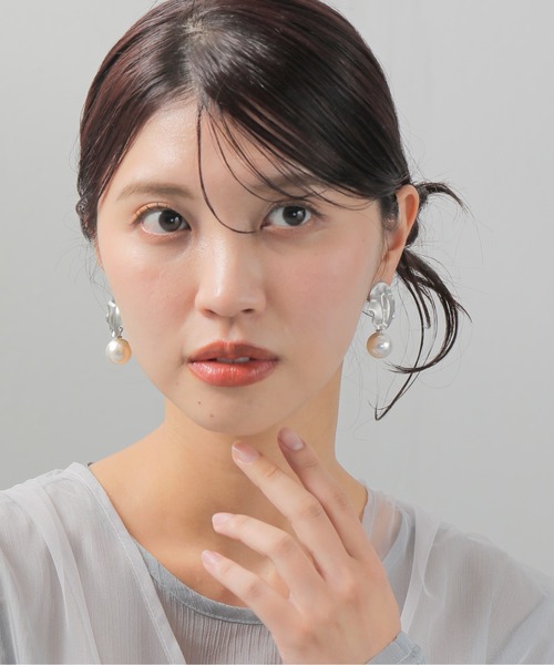 Kana(カナ)の「メタルプレート パール イヤリング パーティー 結婚式 お呼ばれ オケージョン(イヤリング・レディース・シルバー/ゴールド・フリー)」の4枚目の写真