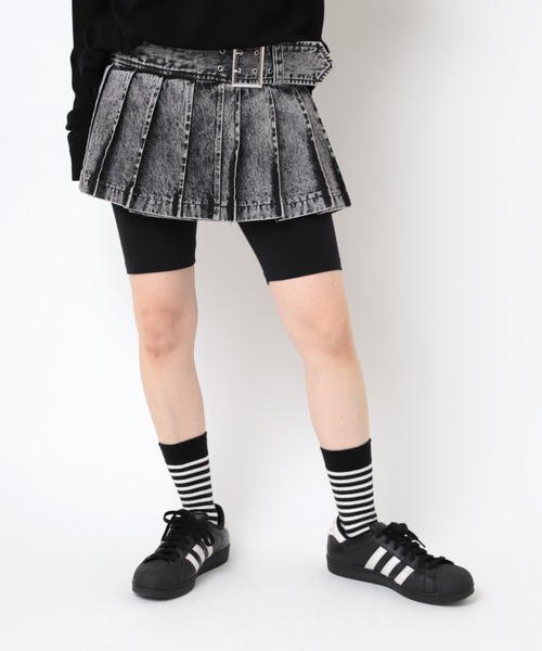 RNA（アールエヌエー）の「G1084 プリーツラップミニスカート（デニムスカート・レディース・ブラック/ブルー・MEDIUM）」の3枚目の写真