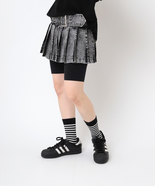 RNA（アールエヌエー）の「G1084 プリーツラップミニスカート（デニムスカート・レディース・ブラック/ブルー・MEDIUM）」の4枚目の写真