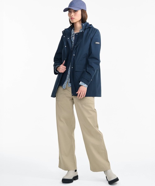 AIGLE(エーグル)の「防風 防水 透湿 GORE-TEX ゴアテックス 2レイヤー フーデッドコート / フード取り外し可(マウンテンパーカー・レディース・ベージュ/ダークブルー・35/38/36/40)」の9枚目の写真
