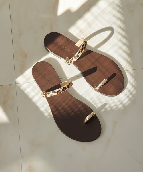 NICOLAS LAINAS（ニコラスライナス）の「【WEB限定サイズあり】【NICOLAS LAINAS】フラットサンダル（サンダル・レディース・ゴールド/シルバー・38/37/36/39）」の3枚目の写真