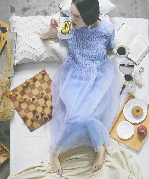 CONVERSE TOKYO（コンバーストウキョウ）の「【HL】SHIRRING TULLE DOCKING DRESS（ワンピース・レディース・ホワイト/ブラック/ブルー・FREE）」の13枚目の写真