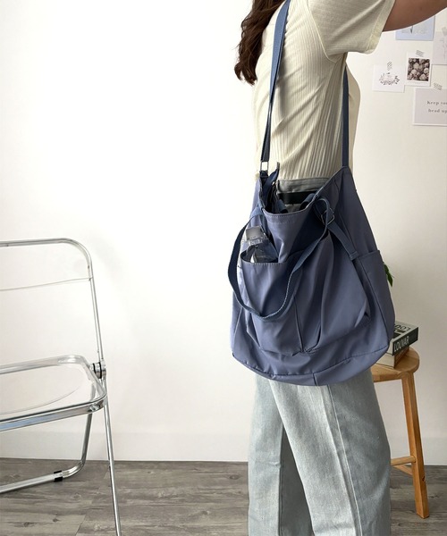 Dewlily（デューリリー）の「旅行映え◎荷物多めの推し活にもおすすめ♪大容量2WAYショルダーバッグ（ショルダーバッグ・レディース・ホワイト/カーキ/ブラック/ブルー・FREE）」の10枚目の写真
