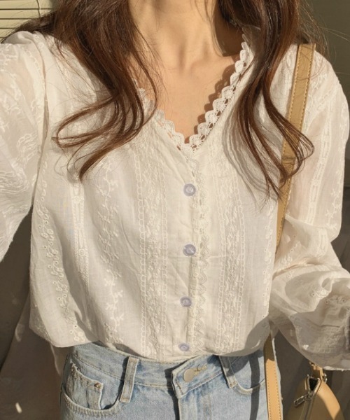 Ritzy(リッツィー)の「レースデザイン Vネック ブラウス(シャツ/ブラウス・レディース・ホワイト・M/L/XL)」の1枚目の写真