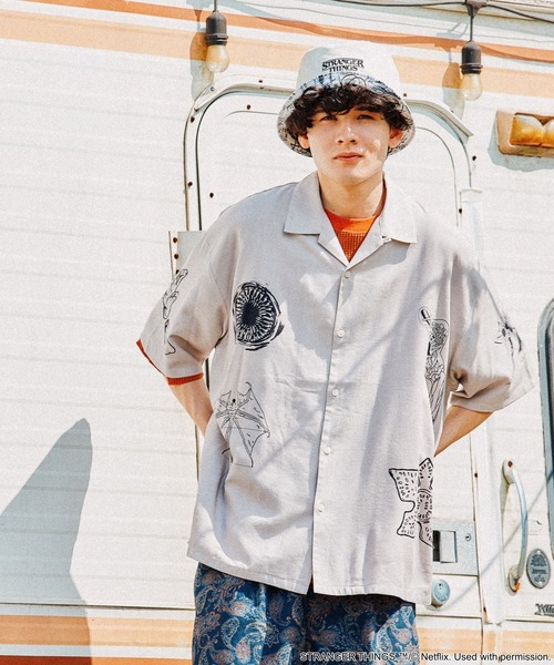 niko and...(ニコアンド)の「【STRANGER THINGS】コラボ開襟シャツ(シャツ/ブラウス・メンズ・アイボリー/ブラック・LARGE/MEDIUM)」の2枚目の写真