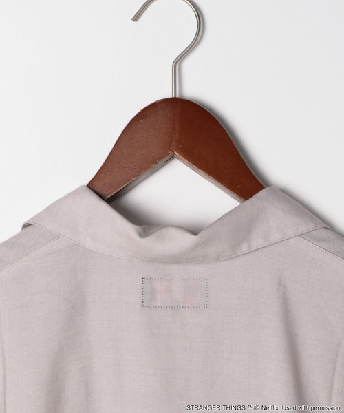 niko and...(ニコアンド)の「【STRANGER THINGS】コラボ開襟シャツ(シャツ/ブラウス・メンズ・アイボリー/ブラック・LARGE/MEDIUM)」の6枚目の写真