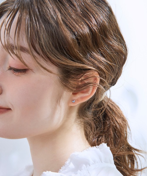 Jolie Toujours(ジョリトゥジュール)の「【金属アレルギー軽減】〈Silver925〉人工オパールムーンスタッドピアス(ピアス(両耳用)・レディース・シルバー/サックスブルー・FREE)」の5枚目の写真