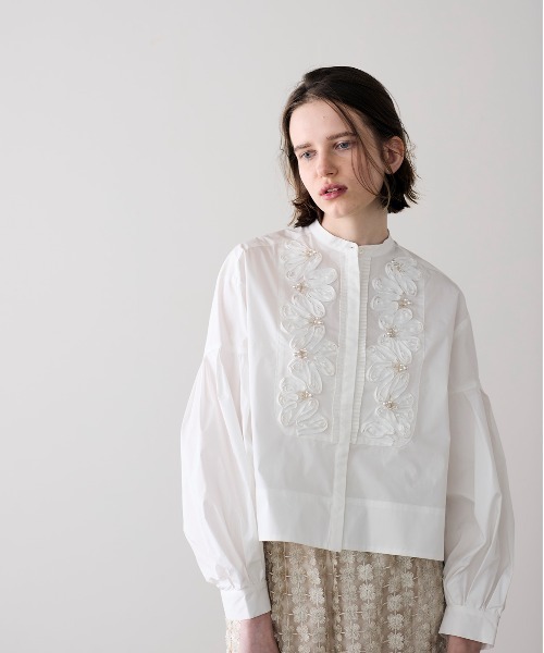 Marilyn Moon（マリリンムーン）の「【SOI-MeME】code embroidery pearl blouse（シャツ/ブラウス・レディース・アイボリー/オフホワイト/チャコール/ブラック・FREE）」の2枚目の写真