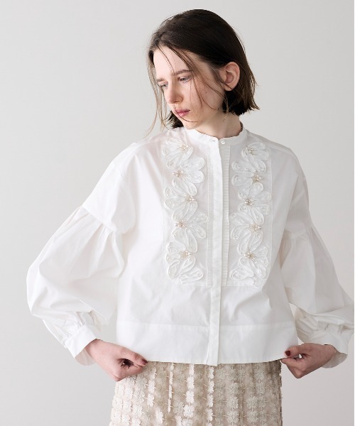 Marilyn Moon（マリリンムーン）の「【SOI-MeME】code embroidery pearl blouse（シャツ/ブラウス・レディース・アイボリー/オフホワイト/チャコール/ブラック・FREE）」の8枚目の写真