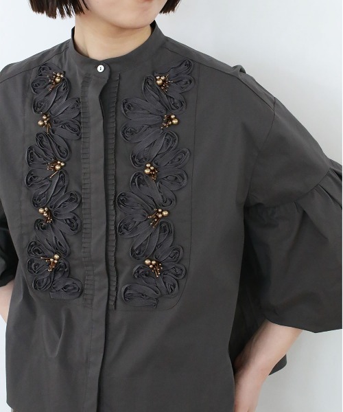 Marilyn Moon（マリリンムーン）の「【SOI-MeME】code embroidery pearl blouse（シャツ/ブラウス・レディース・アイボリー/オフホワイト/チャコール/ブラック・FREE）」の18枚目の写真