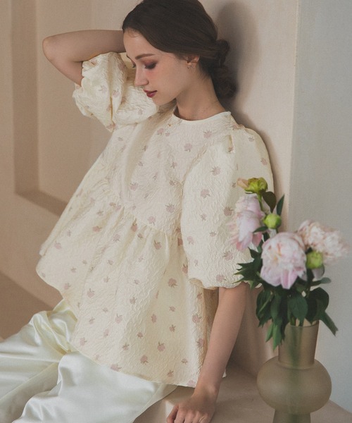 MERAKI（メラキ）の「ペプラムフラワーパフスリーブブラウス（シャツ/ブラウス・レディース・イエロー/ホワイト/アイボリー/ブルー・FREE）」の2枚目の写真