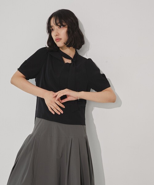 UNITED TOKYO（ユナイテッドトウキョウ）の「エアリーグレースタイブラウス｜ウォッシャブル/吸汗/速乾/防シワ/オフィスカジュアル/半袖/春服（シャツ/ブラウス・レディース・アイボリー/ライトブルー/ブラック・FREE）」の10枚目の写真