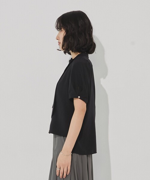 UNITED TOKYO（ユナイテッドトウキョウ）の「エアリーグレースタイブラウス｜ウォッシャブル/吸汗/速乾/防シワ/オフィスカジュアル/半袖/春服（シャツ/ブラウス・レディース・アイボリー/ライトブルー/ブラック・FREE）」の6枚目の写真