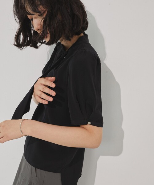 UNITED TOKYO（ユナイテッドトウキョウ）の「エアリーグレースタイブラウス｜ウォッシャブル/吸汗/速乾/防シワ/オフィスカジュアル/半袖/春服（シャツ/ブラウス・レディース・アイボリー/ライトブルー/ブラック・FREE）」の4枚目の写真