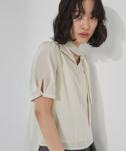 UNITED TOKYO（ユナイテッドトウキョウ）の「エアリーグレースタイブラウス｜ウォッシャブル/吸汗/速乾/防シワ/オフィスカジュアル/半袖/春服（シャツ/ブラウス・レディース・アイボリー/ライトブルー/ブラック・FREE）」の3枚目の写真