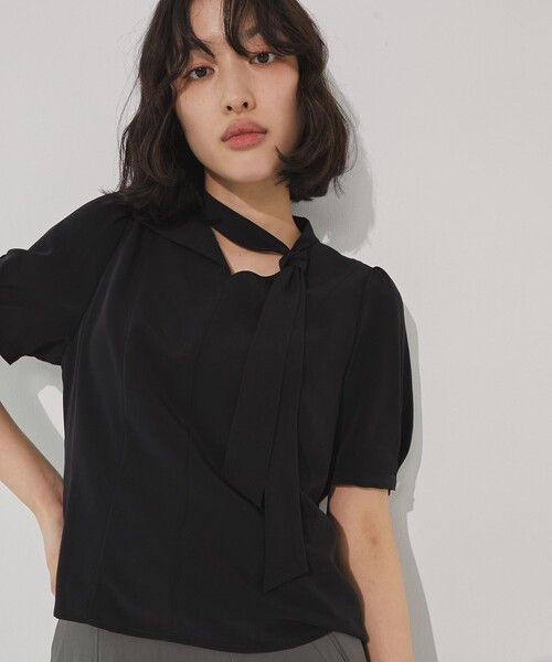 UNITED TOKYO（ユナイテッドトウキョウ）の「エアリーグレースタイブラウス｜ウォッシャブル/吸汗/速乾/防シワ/オフィスカジュアル/半袖/春服（シャツ/ブラウス・レディース・アイボリー/ライトブルー/ブラック・FREE）」の2枚目の写真