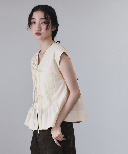 ADAM ET ROPE'(アダムエロペ)の「【サステナブル】タックフレアジレブラウス(シャツ/ブラウス・レディース・ブラック/キナリ/ベージュ系その他・FREE)」の14枚目の写真