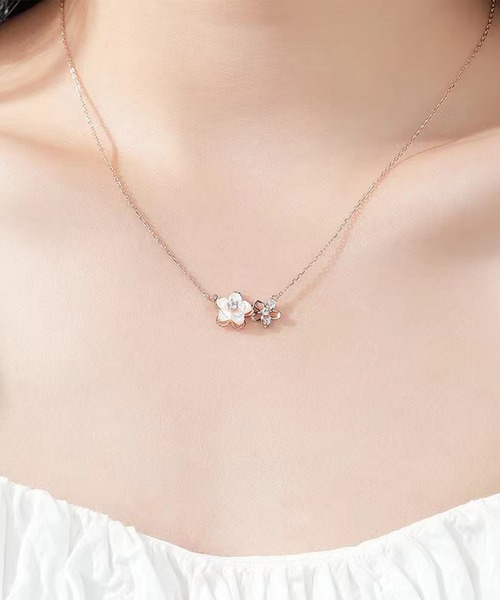 Lace Ladies（レースレディース）の「ツイン フラワー モチーフ ビジュー ネックレス（ネックレス・レディース・シルバー/ゴールド・FREE）」の2枚目の写真