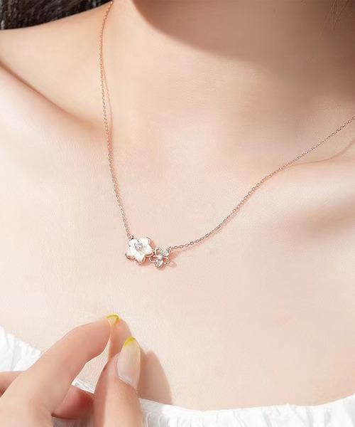 Lace Ladies（レースレディース）の「ツイン フラワー モチーフ ビジュー ネックレス（ネックレス・レディース・シルバー/ゴールド・FREE）」の3枚目の写真