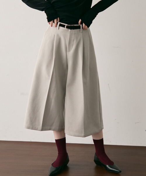 Trish(トリッシュ)の「ベルト付きクロップドバミューダパンツ(その他パンツ・レディース・ブラウン/アイボリー/チャコールグレー・SMALL/MEDIUM)」の4枚目の写真