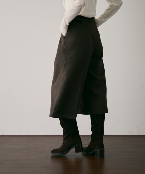 Trish(トリッシュ)の「ベルト付きクロップドバミューダパンツ(その他パンツ・レディース・ブラウン/アイボリー/チャコールグレー・SMALL/MEDIUM)」の10枚目の写真