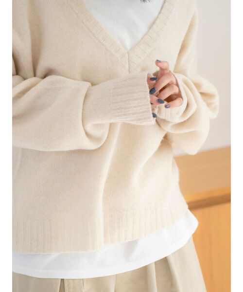 Ungrid（アングリッド）の「ラムウールVネックニット（ニット/セーター・レディース・ライトグレー/レッド/キャメル/アイボリー・FREE）」の6枚目の写真