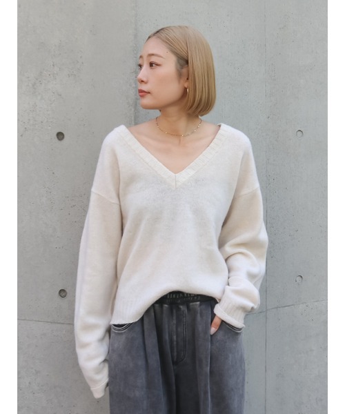 Ungrid（アングリッド）の「ラムウールVネックニット（ニット/セーター・レディース・ライトグレー/レッド/キャメル/アイボリー・FREE）」の2枚目の写真