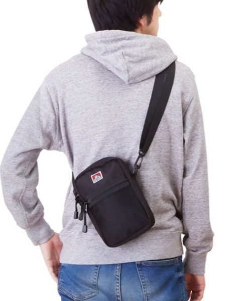 BEN DAVIS(ベンデイビス)の「BEN DAVIS ベンデイビス BDW-9235 縦型メッシュミニショルダー(ショルダーバッグ・レディース・ブラック×レッド/ブラック/ブラック系その他/ブラック×ブラック/ブラック×パープル・FREE)」の1枚目の写真