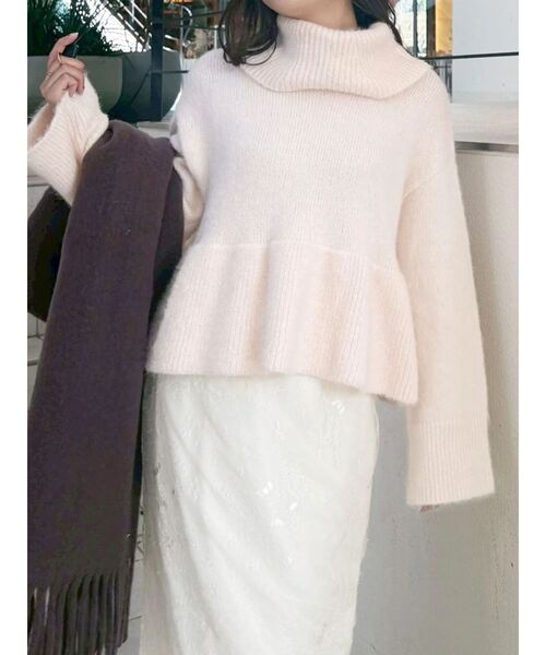 MERCURYDUO（マーキュリーデュオ）の「【WEB限定カラーあり】オフタートルペプラムニット（ニット/セーター・レディース・グレー/オフホワイト/イエロー/ベビーピンク・FREE）」の4枚目の写真