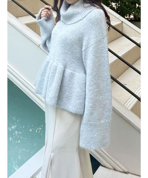 MERCURYDUO（マーキュリーデュオ）の「【WEB限定カラーあり】オフタートルペプラムニット（ニット/セーター・レディース・グレー/オフホワイト/イエロー/ベビーピンク・FREE）」の3枚目の写真