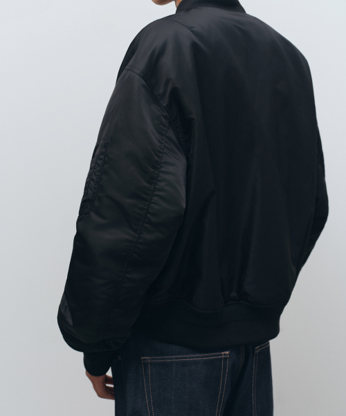 MUSINSA STANDARD（ムシンサスタンダード）の「ショートMA-1ボマージャケット[ブラック]（ブルゾン・メンズ・その他・MEDIUM/LARGE/X-LARGE/XX-LARGE）」の2枚目の写真
